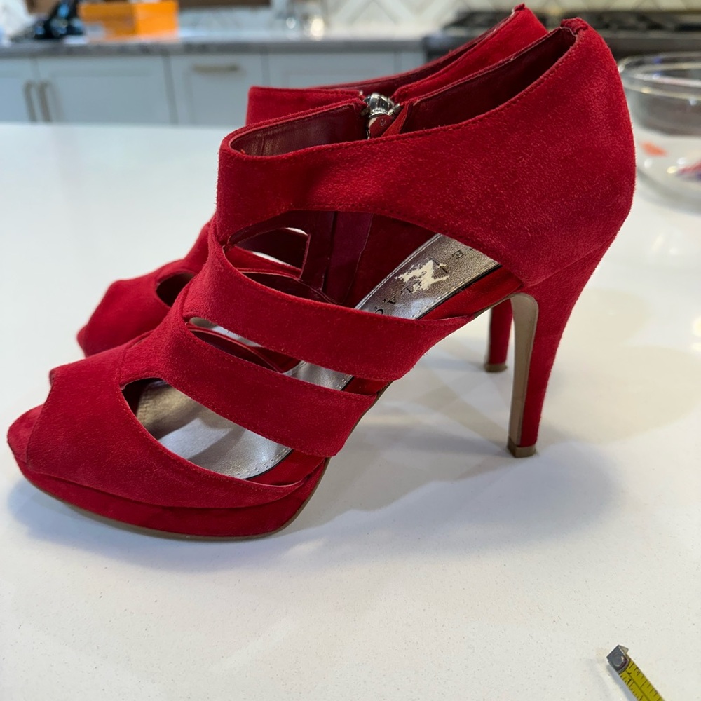 White House Black Market 8 zip M heels in red